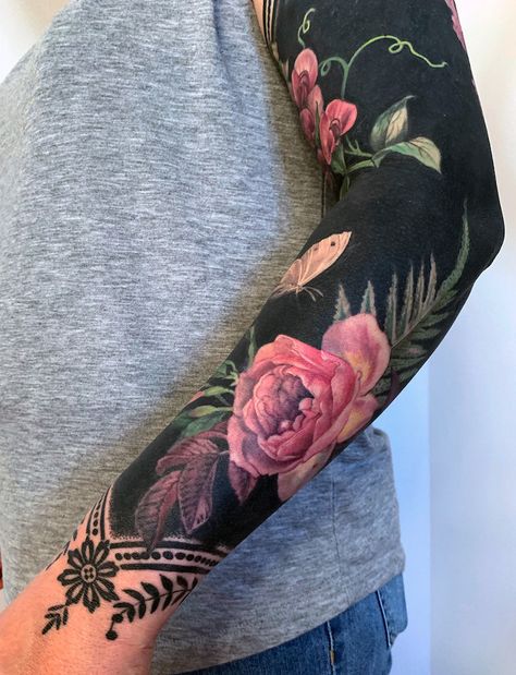 Brilliant Coverup Tattoos Combine Blackout Ink with Blossoms Botanisches Tattoo, Esther Garcia, All Black Tattoos, Black Tattoo Cover Up, Floral Diy, Blackout Tattoo, Tattoo Trend, Tattoo Henna, Tato Lengan