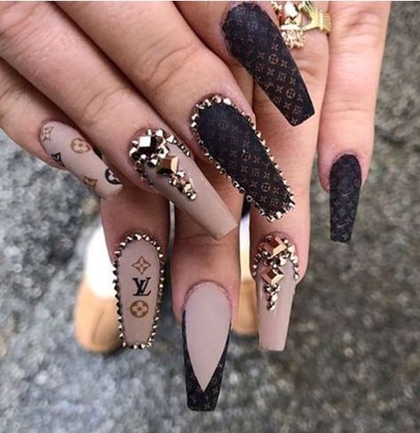 Ongles Bling Bling, Matt Nails, Louis Vuitton Nails, Gucci Nails, Black Coffin Nails, Coffin Nails Matte, Nails Yellow, Matte Nails Design, Black Nail Designs