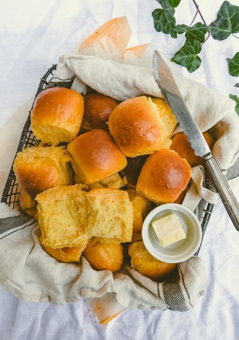 Squash Rolls, Milk Bread Rolls, Rolls Dinner, Butternut Squash Bread, Soft Dinner Rolls, Squash Bread, Cut Butternut Squash, Breakfast Bread Recipes, Cold Autumn