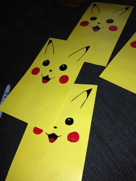 Handmade Pikachu party gift bags Board Party Ideas, Pikachu Party, Mickey Mouse Wreath, Sonic Cake, Birthday Mickey Mouse, Indoor Birthday, Board Party, Pokemon Craft, Pokemon Birthday Party