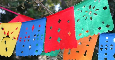 Papel Picado: Haz los típicos banderines mexicanos Diy Mexican Decorations, Mexican Paper Flags, Mexican Pinata, Flag Diy, Hanging Flags, Mexican Christmas, Mexican Party Theme, Mexican Flags, Flag Banners