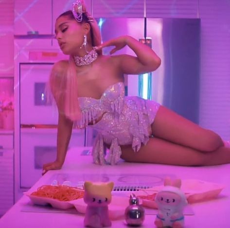 Ariana Vogue, Ariana Grande 7 Rings, Ring Photoshoot, Frankie Grande, Ariana Grande Music Videos, Ariana Grande Outfits, Ariana Grande Style, Glam Photoshoot, Ariana Grande Photoshoot