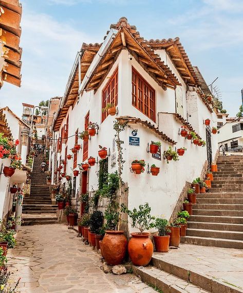 Cusco & Huacachina Tours🦙 on Instagram: “Las pintorescas calles de la ciudad de Cusco ❤️🥰 Photo by @isalohaphotography #PeruDestinations Reserva y tours👇 ✅Whatsapp : +51…” Cusco Peru, Scrap Wood, Clothespins, Garlic Bread, Level Up, South America, Art Poster, Europe Travel, Peru