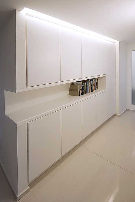 White clean look corridor closet White Corridor Design, Long Hallway Closet Ideas, Corridor Closet Ideas, Long Hallway Closet, Corridor Storage Ideas, Long Corridor Ideas, Small Flat Design, Corridors Design Home, Corridor Wardrobe