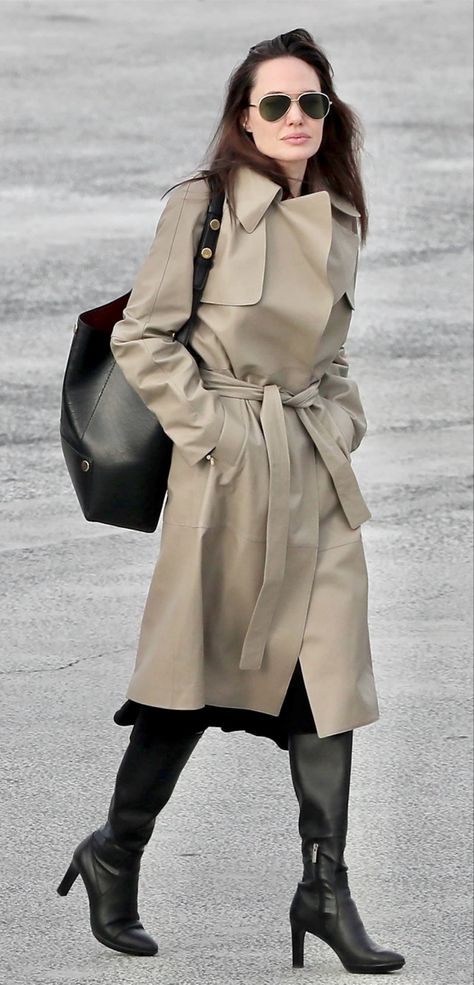 Angelina Jolie Street Style Angelina Jolie Street Style, Angelina Jolie Style, Lee Young, Angelina Jolie, Chic Outfits, Trench Coat, Street Style, Wardrobe