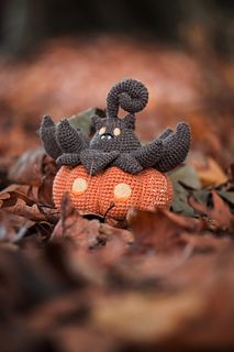 Pumpkaboo Crochet Pattern, Crochet Pumpkaboo, Pokemon Knitting Patterns Free, Brown Yarn Crochet Ideas, Nerdy Crochet Patterns, Pumpkin Amigurumi, Unique Amigurumi, Nerdy Crochet, Pokémon Crochet