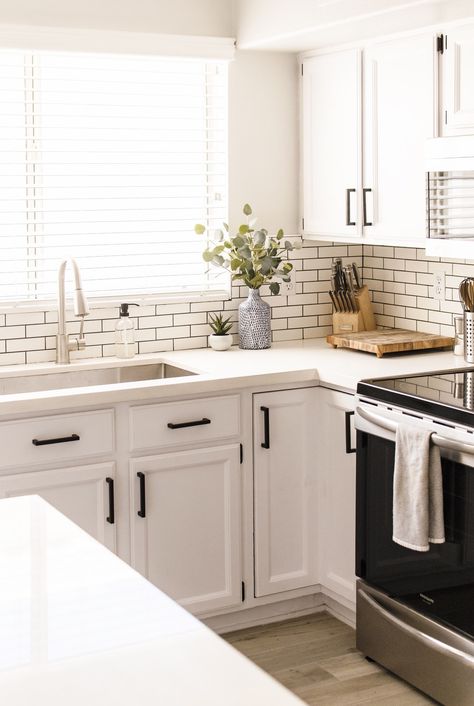 All white kitchen - white subway tile with dark grout is my favorite! Black Grout, White Kitchen Backsplash, All White Kitchen, Classic Kitchen, White Subway Tile, Kitchen Farmhouse, Kitchen Redo, Stylish Kitchen, White Kitchen Cabinets