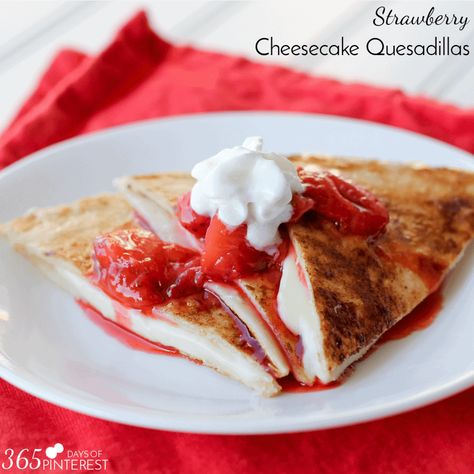 Cheesecake Quesadillas via @nmburk Cheesecake Quesadilla, Strawberry Creamsicle, Delicious Quesadillas, Quesadilla Maker Recipes, Creamsicle Pie, Chocolate Chip Dip, Quesadilla Maker, Chips Dip, Slow Cooker Breakfast