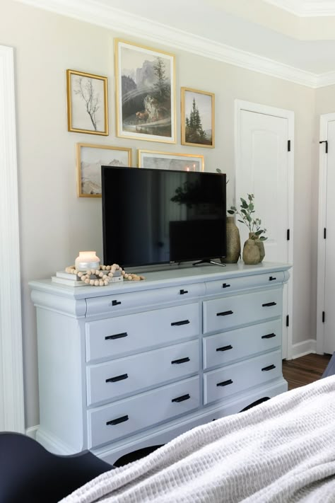 Decorating tricks to make a small bedroom feel larger using quick, budget-friendly projects and decorating sources to get the designer look for less. Bedroom Dresser Decor With Tv, Tv In Bedroom Ideas, Black Walls Bedroom, Dresser Decor Bedroom, Decor Bedroom Aesthetic, Aesthetic Bedroom Ideas, Creative Bedroom, Tv In Bedroom, Small Bedroom Ideas