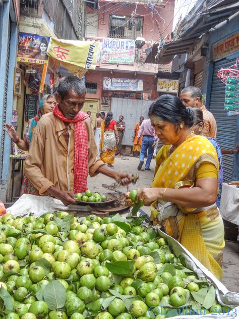 Street seller - vendeur de rue Varanasi India | Flickr - Photo Sharing! Street Seller, Street Style India, India Street, Human Figure Sketches, Amazing India, Indian Colours, Indian People, Street Vendor, India Photography