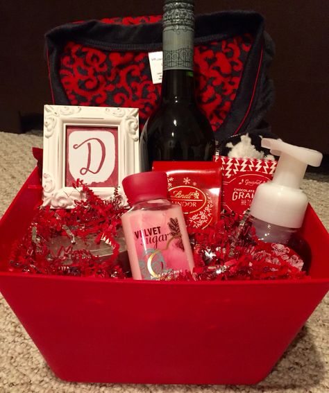 Red themed Christmas basket. Contents include: a candle, bottle of wine, bath & body works goodies, chocolates, pajamas, personalized picture frame... ❤️ Burgundy Gift Basket Ideas, Xmas Basket Gift Ideas For Best Friend, Burgundy Basket Ideas, Red Themed Basket, Bath And Body Works Raffle Basket, Mini Christmas Baskets, Christmas Gift Baskets For Girlfriend, Red Birthday Basket, Red Basket Gift Ideas For Boyfriend