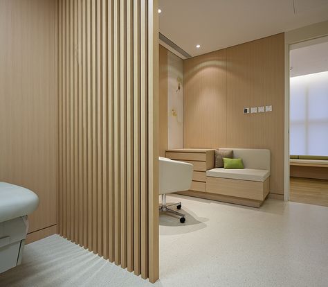 Clinic Partition Ideas, Homoeopathic Clinic Design, Dental Clinic Partition Design, Clinic Partition Design, Clinic Partition, Modern Clinic Interior Design, Wood Partition, Healthcare Interior Design, Sitting Arrangement