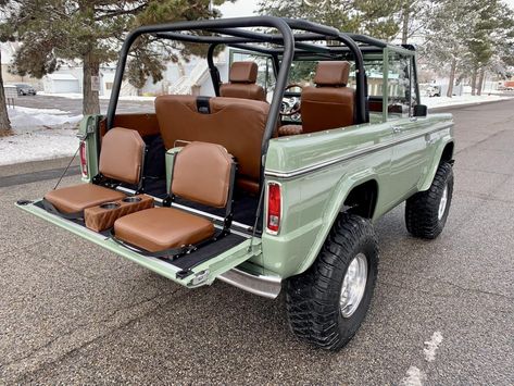 Car Aesthetic Vintage, Classic Ford Broncos, Ford Broncos, Old Vintage Cars, Dream Cars Jeep, Car Goals, Car Aesthetic, Classy Cars, Pretty Cars