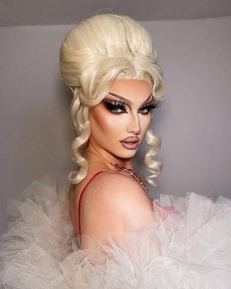 𝐃𝐞𝐃𝐞𝐋𝐢𝐜𝐢𝐨𝐮𝐬💋 on Instagram: "Going Tesco, want anything?🤍 Hair - @krystalversace" Men Wearing Makeup, Drag Hair, Platinum Wigs, Best Drag Queens, Drag Wigs, Drag Queen Outfits, Drag Make-up, Drag Queen Makeup, Drag Makeup