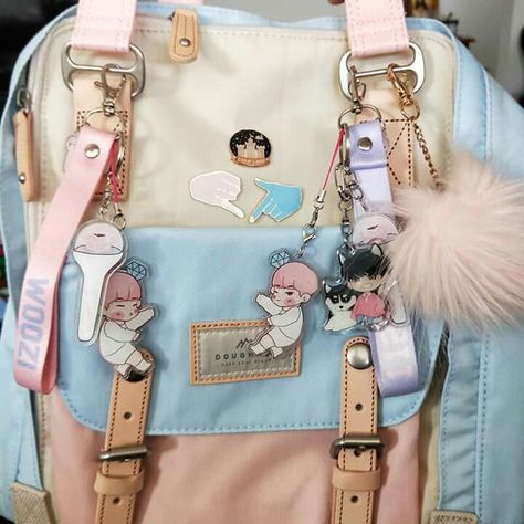 Doughnut Backpack Aesthetic, Random Decorations, Doughnut Backpack, Backpack Aesthetic, Stylish School Bags, Aesthetic Backpack, Bag Inspiration, Girl Vibe, Diy Clothes Design