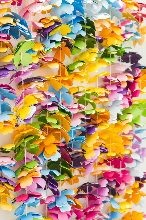 Diy Wedding Decor, Creative Origami, Simple Flower Design, Cascading Flowers, Garland Backdrops, Paper Flower Wall Decor, Flower Window, Diy Photo Booth, Giant Paper Flowers