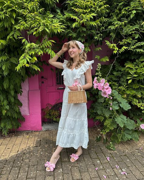 🌸 Found this cute house that perfectly matched my outfit, so I could not leave without taking some pictures 🥹🌿🧺🎀 Can you relate? summer hairstyle, curtain bangs styling, style your bangs, summer outfit, white maxi dress, crochet head scarf, crochet head band, crochet bandana, crochet hair accessories, European summer, cottage core, cottage house, cottage garden vibes, turning my Pinterest mood board into reality, romanticising my life, pearl basket bag, bag accessories, pink house, cute door... Curtain Bangs Styling, Romanticising My Life, Head Scarf Crochet, Head Band Crochet, Pinterest Mood Board, Crochet Head Scarf, Bangs Styling, Cottage Core Cottage, Maxi Dress Crochet