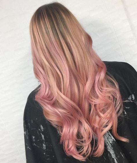 Pretty In Pink Soft Waves Rose Gold Short Hair, Pink Hair Highlights, Hair Lights, Light Pink Hair, Gold Hair Colors, Hair Color Rose Gold, Balayage Hair Blonde, Hair Color Pink, Soft Waves