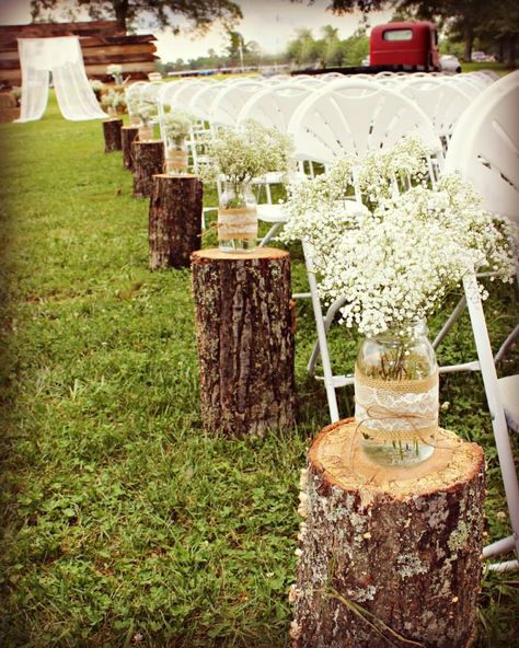 Country Wedding Aisle Decorations, Wooden Stumps Wedding Ceremony, Rustic Isle Runners, Tree Trunk Wedding Decor, Country Wedding Isles Decoration, Farm Wedding Ceremony Ideas, Ceremony Isle Ideas Outdoor, Rustic Aisle Decorations Wedding, Wedding Isles Outdoor