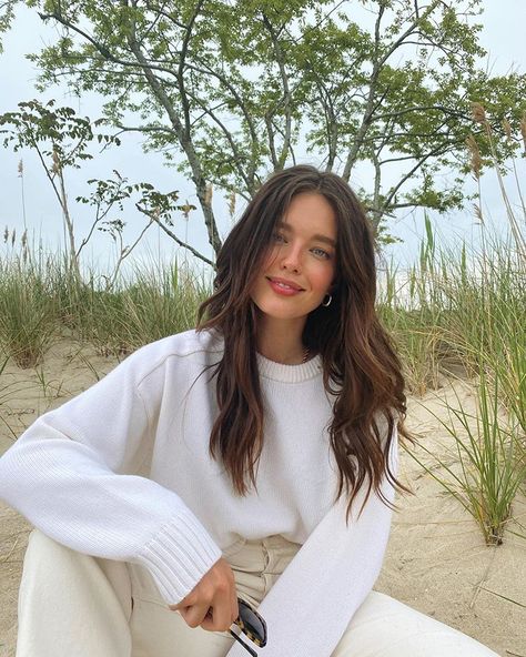 Emily Didonato Instagram, Dark Skin Light Hair, Minimalistic Outfits, Emily Didonato, Bad Hair, Beautiful Woman, New Hair, Hair Inspo, Beauty Women