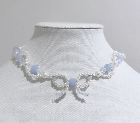 Blue And White Necklace, Seed Bead Bracelets Tutorials, Necklace With Pearls, Pretty Jewelry Necklaces, Beaded Jewelry Necklaces, Diy Jewelry Unique, Beaded Necklace Designs, Blue Beaded Necklace, Fairy Necklace