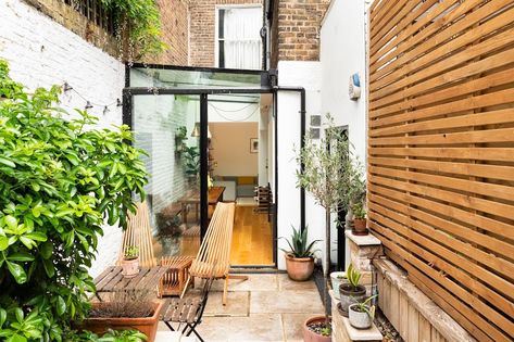 Small Side Return Extension, Black And Wood Exterior, Small Terraced House Extension, Victorian Terrace House Extension, Side Return Garden Ideas, Small Victorian Terrace House, Side Return Garden, Terraced House Extension, Terraced House Garden