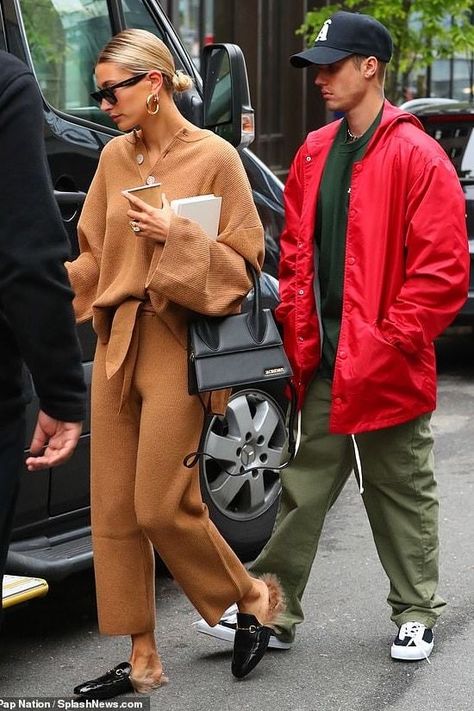 Le Grand Chiquito, Celebrity Winter Style, Celebrity Summer Style, Celebrity Style Men, Celebrity Style Dresses, Hailey Baldwin Style, Jacquemus Bag, Celebrity Style Inspiration, Celebrity Style Red Carpet