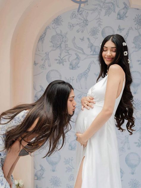 Maternity Shoot With Best Friend, Baby Shower Photoshoot Indian, Maternity Shoot With Friends, Friend Pregnancy Photos, Gender Reveal Pictures, Baby Shower Photoshoot, Shower Photoshoot, Indian Baby Showers, Friends Photoshoot