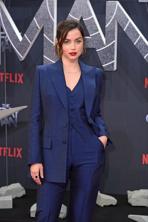 Navy Suits Women, Speaker Outfit, Navy Suit Women, Womens Navy Suit, Womens Power Suit, Blue Suit Outfit, Prom Fits, The Gray Man, Navy Blue Outfit