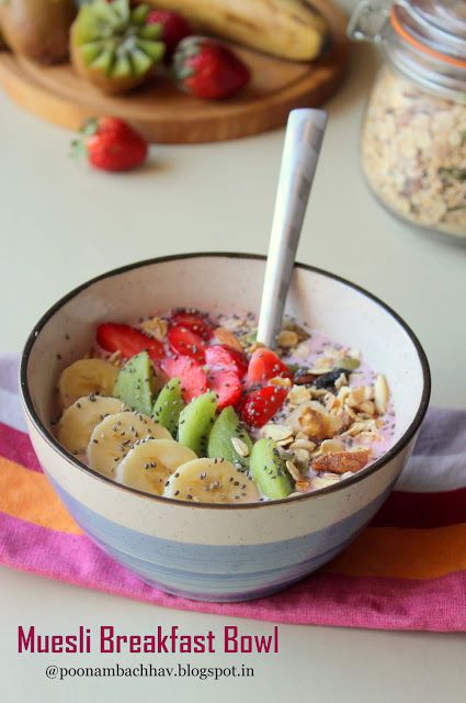 Muesli Breakfast Ideas, Overnight Muesli, Muesli Bowl, Muesli Breakfast, Coconut Ladoo, Types Of Snacks, Vegan Breakfasts, Frozen Berries, Homemade Muesli