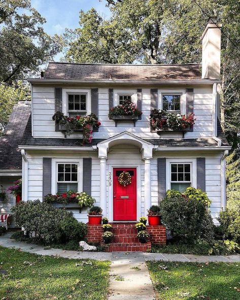 Red Front Door, Casas Coloniales, Casa Exterior, Dream Cottage, Cute House, Window Boxes, Red Door, Sims House, House Goals