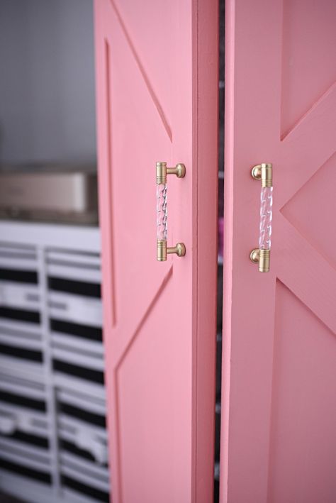 This DIY bifold closet door makeover looks like a million bucks but cost under $50. The paint used in the tutorial is Sherwin-Williams Dishy Coral in a satin finish. The gold and acrylic pulls really make the doors look high-end. Bifold Door Makeover Diy, Closet Makeovers, Pink Doors, Bifold Doors Makeover, Folding Closet Doors, Door Diy Projects, Expensive And Difficult, Painted Closet, Door Makeover Diy