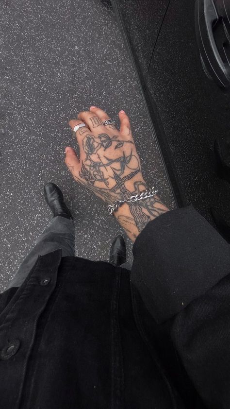 japanese tattoo designs Tattoos Man, Hand Tatto, Hand Tattoo Designs, Full Hand Tattoo, Hand And Finger Tattoos, Hand Tats, Tattoo Inspiration Men, Doodle Tattoo, Cool Small Tattoos