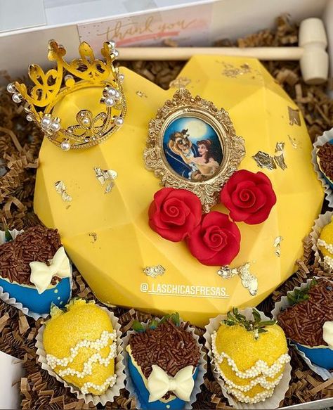 Beauty And The Beast Cupcakes, Beauty And The Beast Quince, Crown Frame, Disney Sweets, Quince Cakes, Beauty And Beast Birthday, Beauty And Beast Wedding, Wedding Snacks, Beauty And The Beast Theme