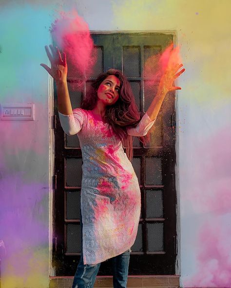 Holi Photoshoot Ideas Colours Gulal Girl Holi Photoshoot Ideas For Women, Holi Photoshoot Ideas, Self Portrait Ideas At Home, Desi Poses, Holi Photoshoot, Photoshoot Ideas For Women, Holi Pics, Holi 2024, Self Portrait Ideas