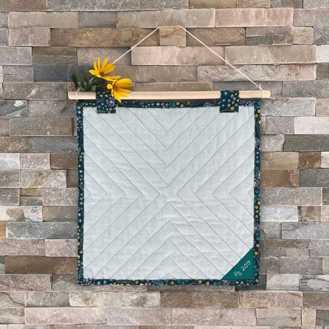 Tutorial: A rustic way to hang a quilt Hanging A Wall Quilt, Mini Wall Hanging Quilt, How To Hang A Quilted Wall Hanging, Hanging Quilts On Wall Ideas, How To Hang Mini Quilts, Mini Quilt Hangers Diy, Fabric Wall Hanging Diy Mini Quilts, Quilt Hanger, Wall Hanging Fabric