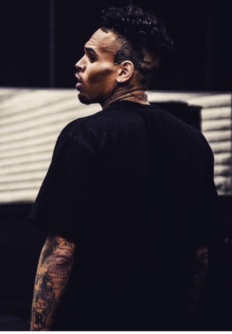 Yu can't help but to love this man❤ Chris Brown Daughter, Chris Brown Photos, Chris Brown Art, Chris Brown Photoshoot, Back Profile, Chris Brown Wallpaper, Chris Brown Pictures, Chris Brown Videos, Chris B