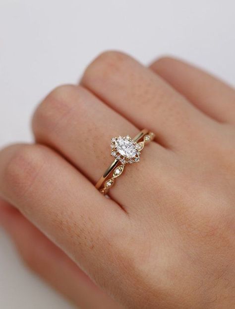 خواتم خطوبة, Vintage Engagement Ring Settings, Rings Sets, Yellow Gold Diamond Engagement Ring, Vintage Brides, Cute Engagement Rings, Yellow Engagement Rings, Vintage Engagement Ring, Wedding Rings Halo