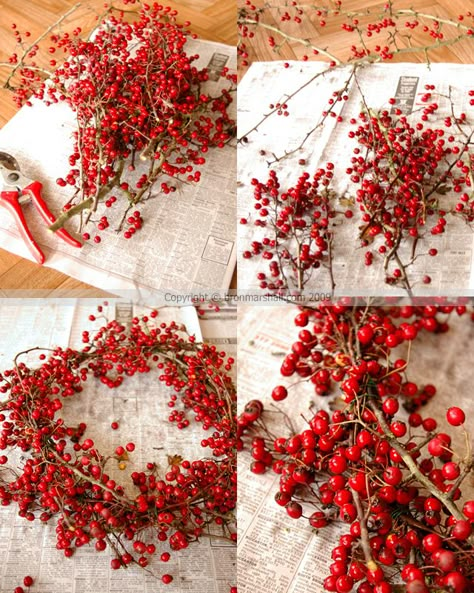 Rose Gold Christmas Decorations, Classy Christmas Decor, Fall Party Decorations, Red And Gold Christmas Tree, Red Christmas Decor, Rose Gold Christmas, Classy Christmas, Gold Christmas Decorations, Very Berry