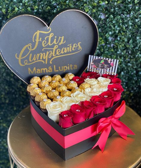 Valentines Gift Boxes, Diy Bouquet Wrap, Purple Wedding Cakes, Luxe Boutique, Cute Valentines Day Gifts, Flower Decorations Diy, Diy Treats, Flower Box Gift, Chocolate Dipped Strawberries