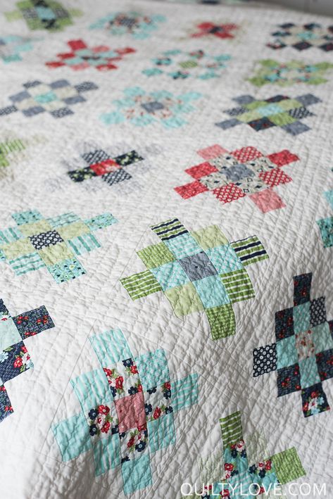 1930s Quilt Patterns, Quilty Love, Granny Square Quilt, Squares Quilt, Hand Quilting Patterns, Walking Foot Quilting, Quilting Designs Patterns, Scrappy Quilt Patterns, Lori Holt