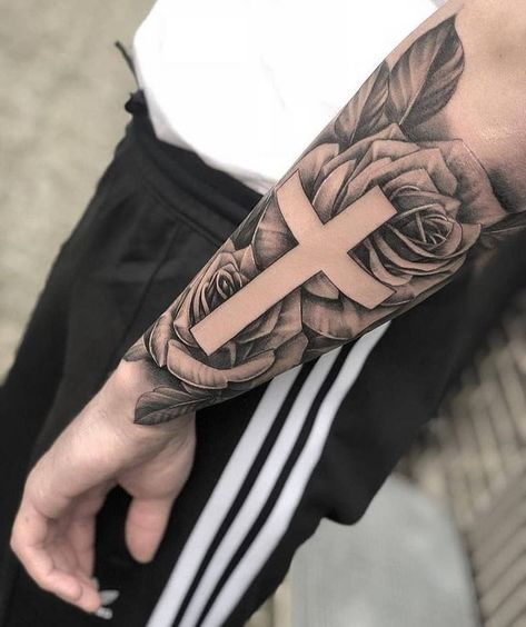 Tatuajes de Cruz 2021 Religiosos para Hombres y Mujeres Cross Tattoo Neck, Font Tato, G Tattoo, Tattoos Arm, Cross Tattoo For Men, Cross Tattoo Designs, Cool Forearm Tattoos, Roses Tattoo, Religious Tattoos