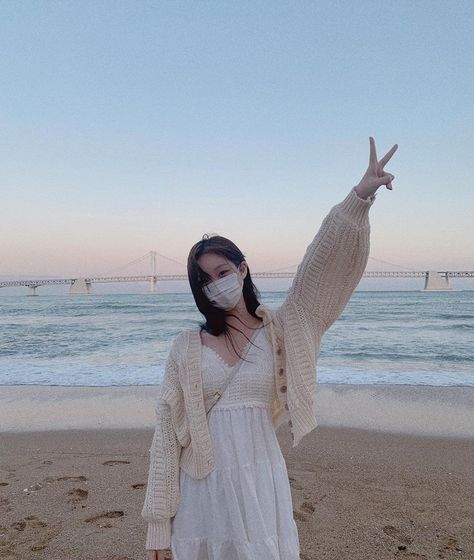 Ulzzang Girl Faceless, Korean Beach Outfit, Girl Faceless, Aesthetic Outfits Vintage, Korean Photo, Bff Photoshoot Poses, 사진 촬영 포즈, Bff Photoshoot, Beach Photography Poses