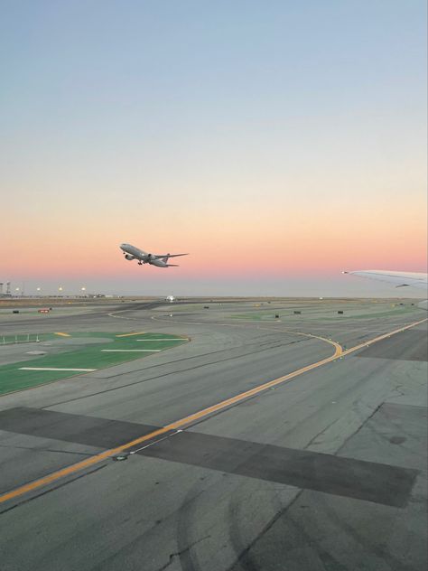 Moving Across The World, Flight Attendant Aesthetic Pictures, Airport Feeling, Flight Aesthetic, Us Aesthetic, Airport Vibes, Plane Aesthetic, Airport Aesthetic, Travel Picture Ideas