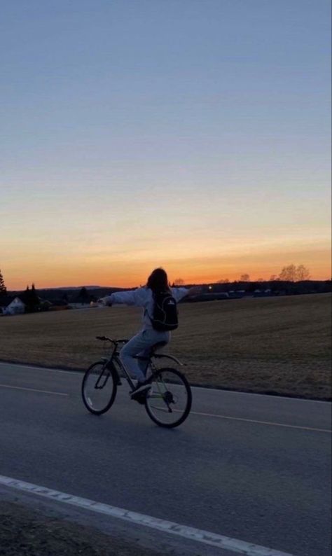 Bicycle Aesthetic, Bike Aesthetic, Bike Photography, Beautiful Scenery Pictures, My Fantasy World, Summer Lookbook, Summer Feeling, Winter Aesthetic, Teenage Dream