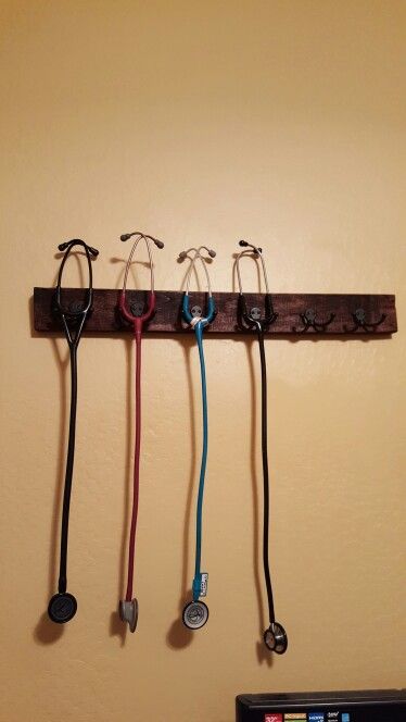 Nursing stethoscope wall holder diy! Diy Stethoscope, Nursing Stethoscope, Stethoscope Holder, Nurse Office Decor, Stethoscope Accessories, Certified Medical Assistant, Ultrasound Tech, Nurse Stethoscope, Surgical Tech