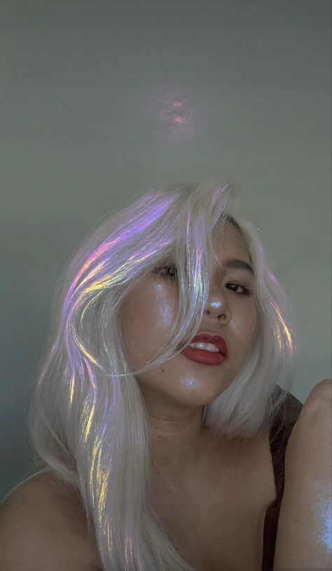 Hair that looks like a siren hair Moonstone Hair Color, Opalescent Aesthetic, Pearlescent Aesthetic, Opalescent Hair, Pearl Hair Color, Opal Hair Color, Pearlescent Hair, Hair Claim, Siren Hair