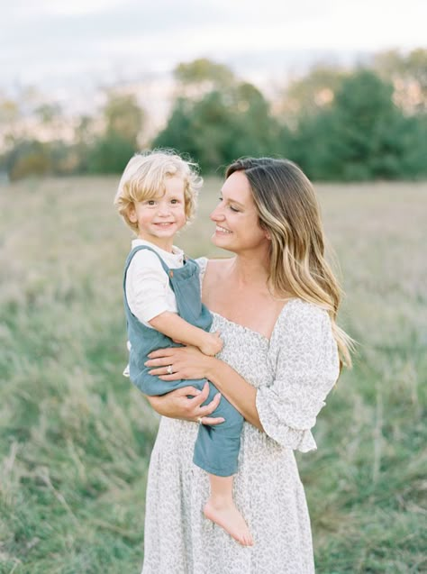 Motherhood Session Outdoor, Light And Airy Family Photos, Wildflower Family Photos, Spring Newborn Photos, Motherhood Portraits, Motherhood Minis, Spring Family Photoshoot, Spring Family Photos, Illustrated Portraits