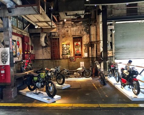 #cycleshop #motogarage Motorcycle Clubhouse, Motorcycle Workshop, Motorcycle Store, Garage Loft, Cool Garages, Garage Studio, Garage Man Cave, Small Garage, Motorcycle Shop