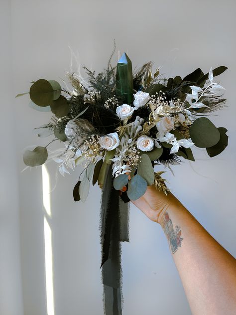 Witchy Bouquet Wedding, Imbolc Wedding, Crystal Bouquet Wedding, Crystal Wedding Decor, Dark Green Wedding, Dark Wedding Theme, Black Bouquet, Green Wedding Bouquet, Crystal Bouquet